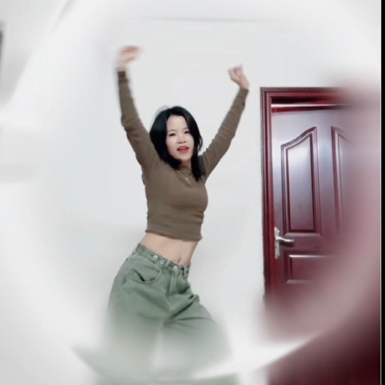 佩佩在家学跳舞