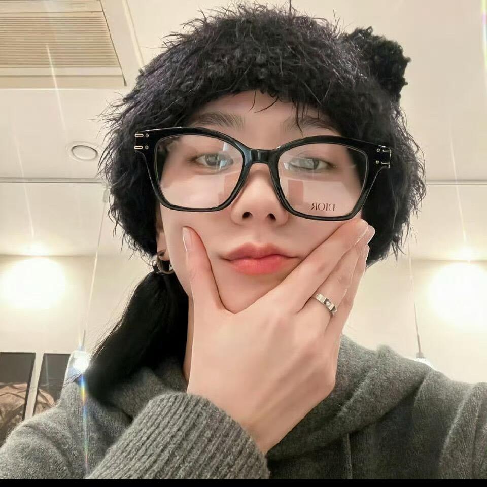 依~莉