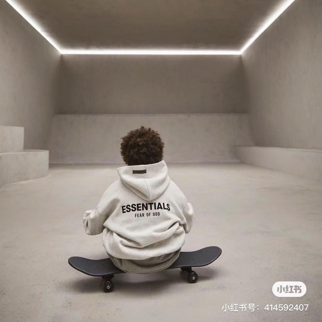 ESSENTAlS 直播间