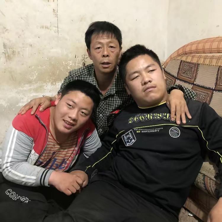 努力的双胞胎爸爸