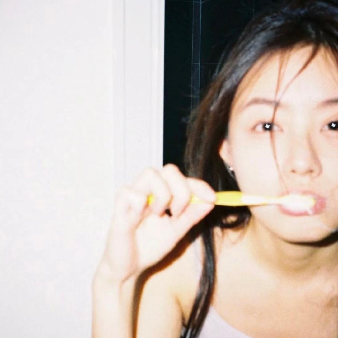 一个女的