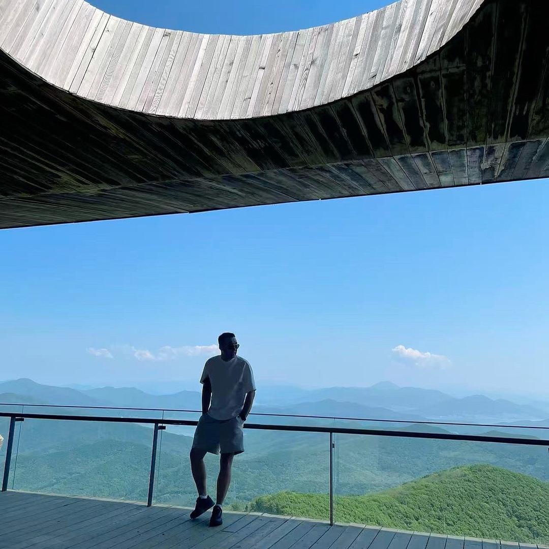 🏸️ 羽毛球场的夏雨荷 🏸️