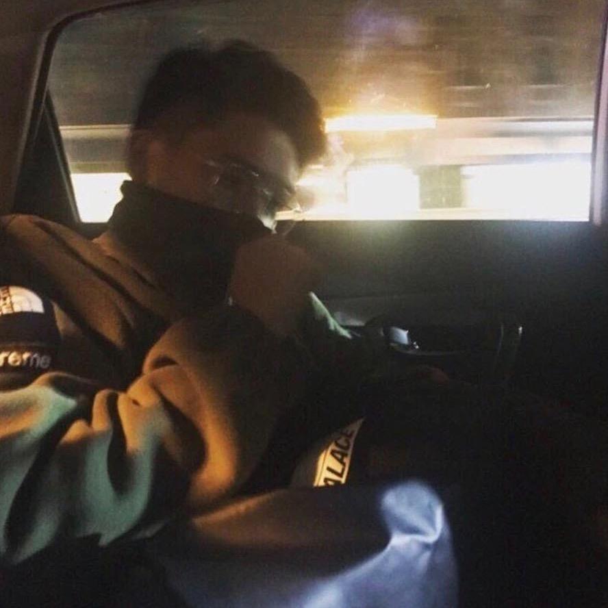 〈  9