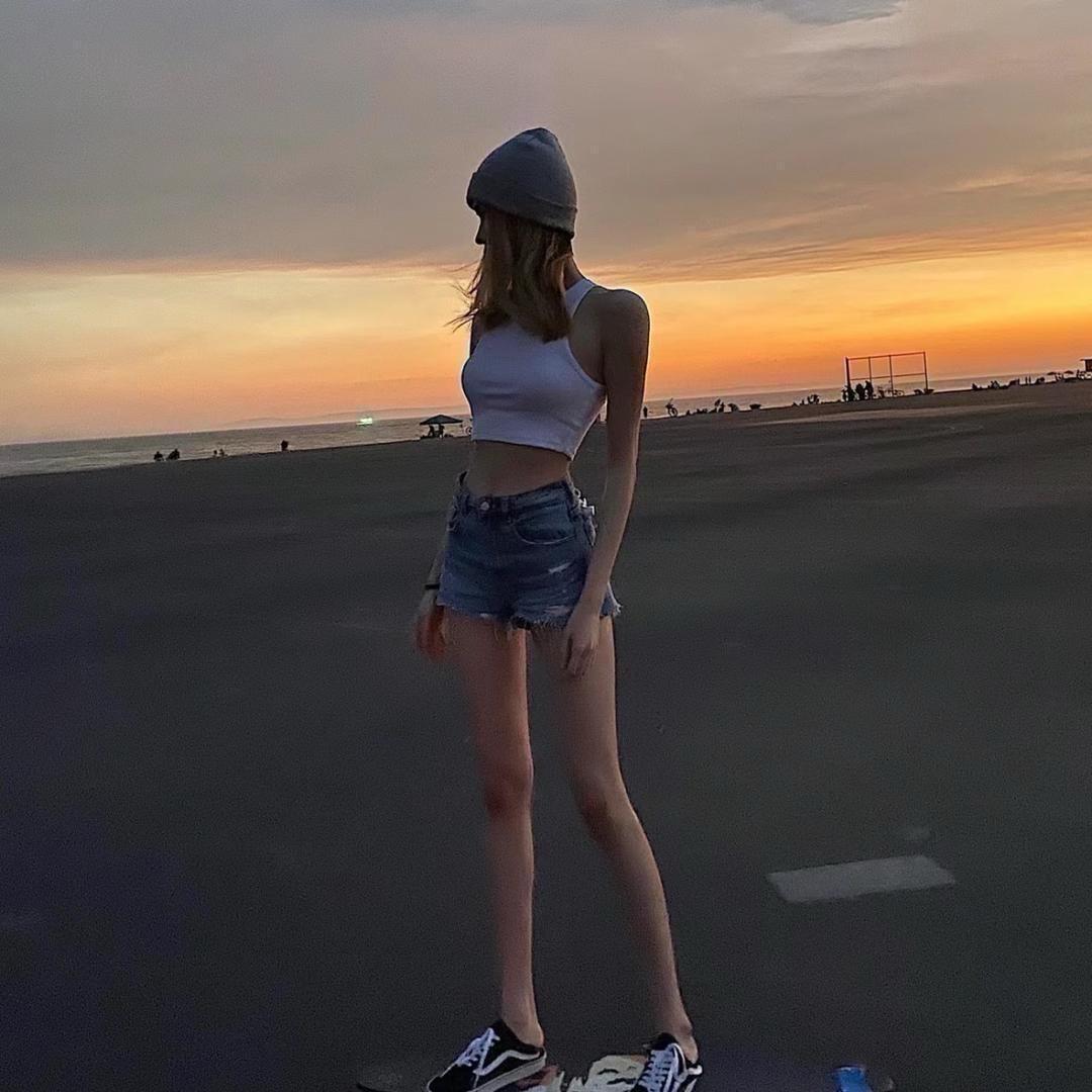 C彤