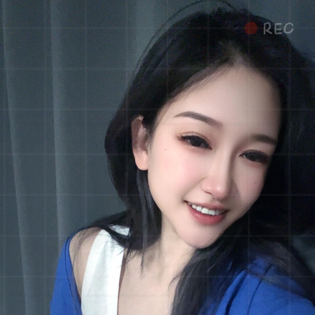 嘴角微微翘