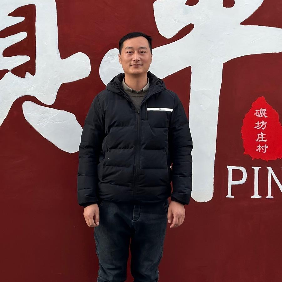 村干部刘飞（大学生村官）