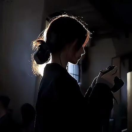 玩香的小姑娘