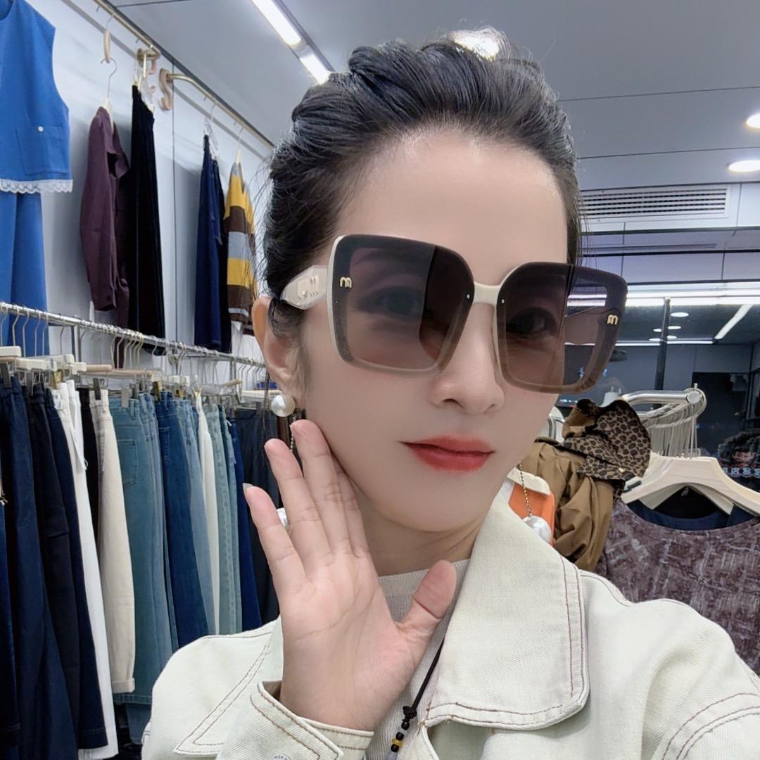 宝嘉誉峰，韩饰轻奢女装