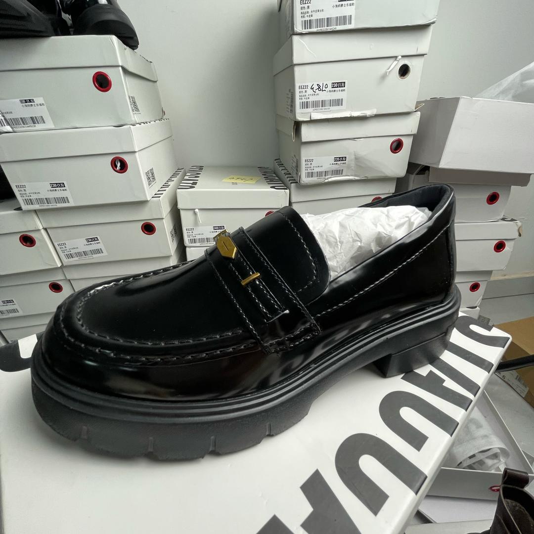 二傻子品牌撤柜女鞋