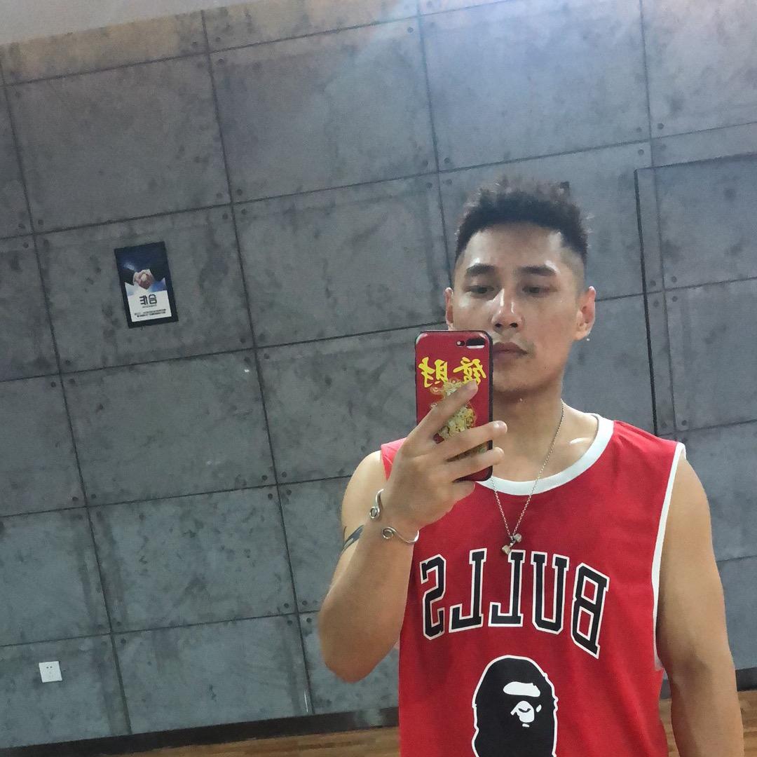 未来实验礌迈游泳健身吕教练