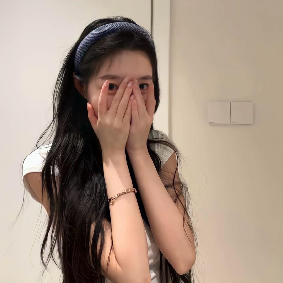 一个女的