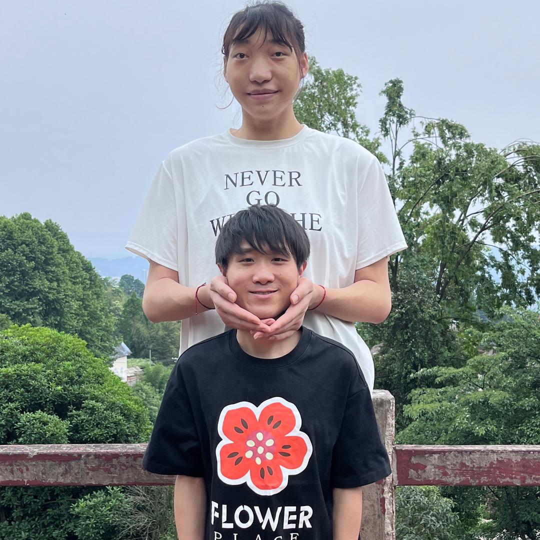 梓浩（女友2米2高）