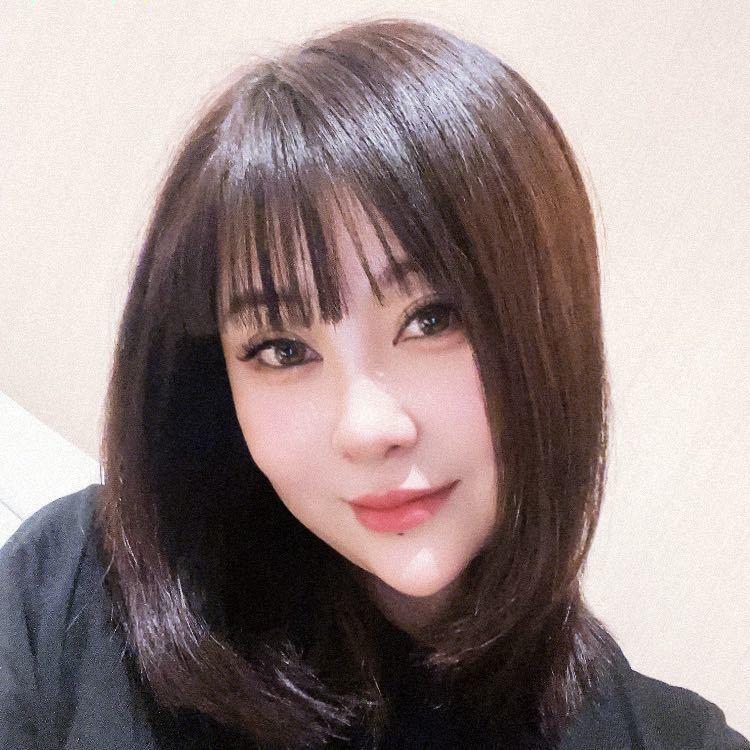 抱着手机看着你