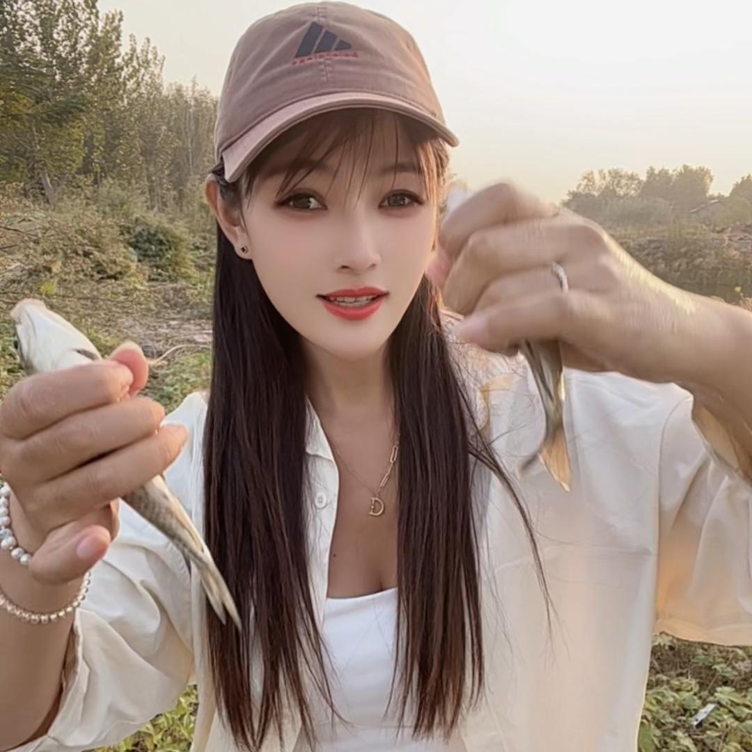 华妞爱钓鱼