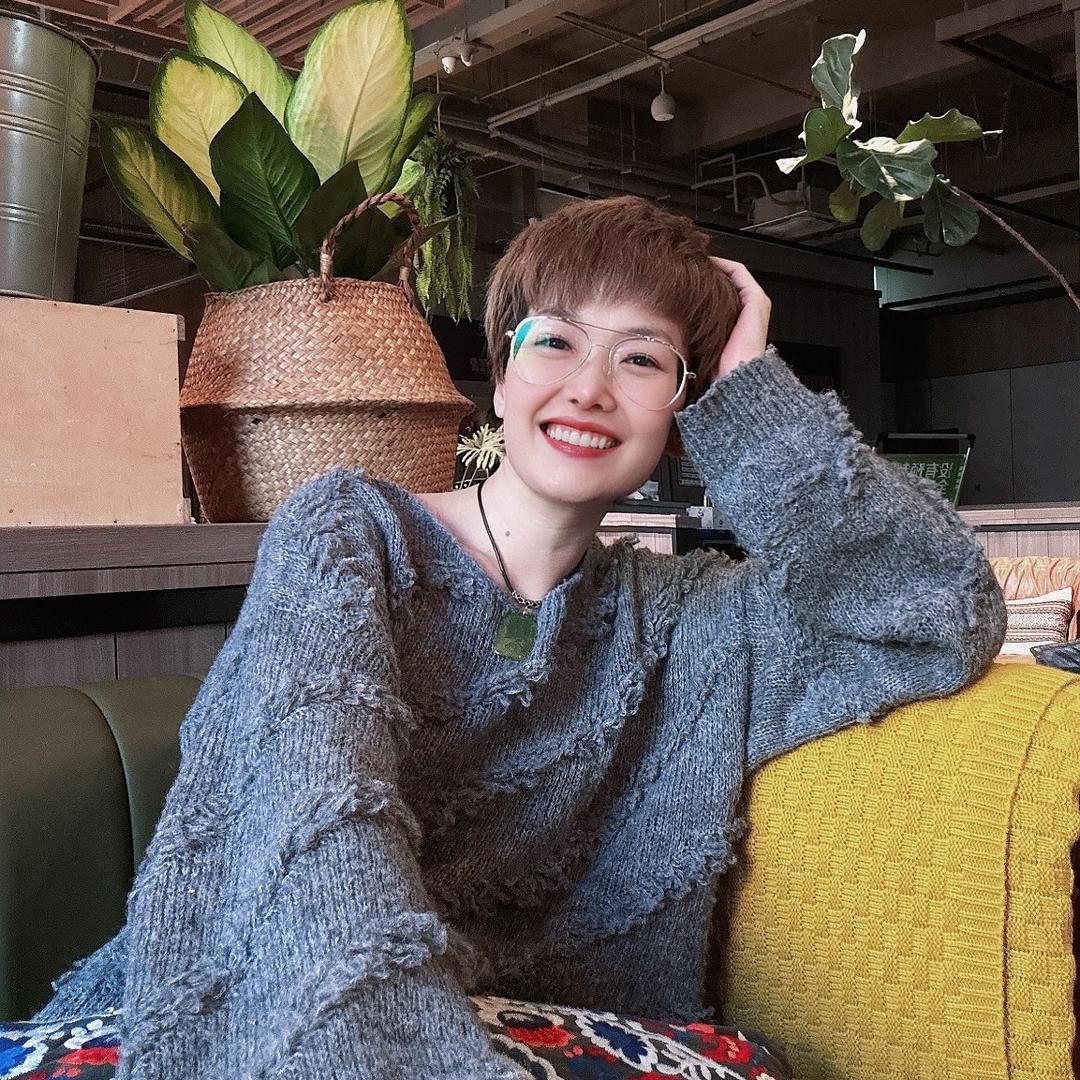 开婚纱店的凝凝