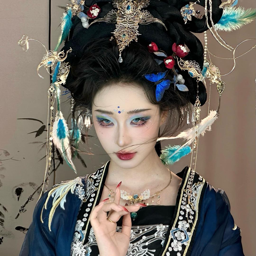 化妆师婉秋黎