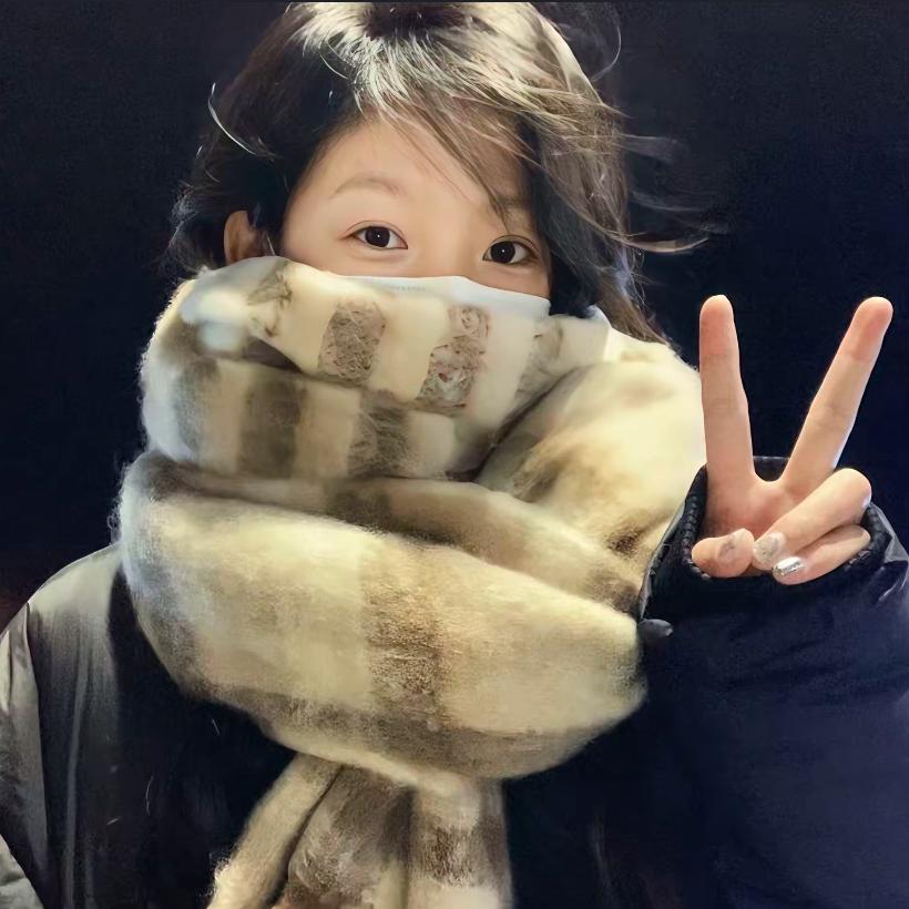 拿报纸砸老奶奶的店铺