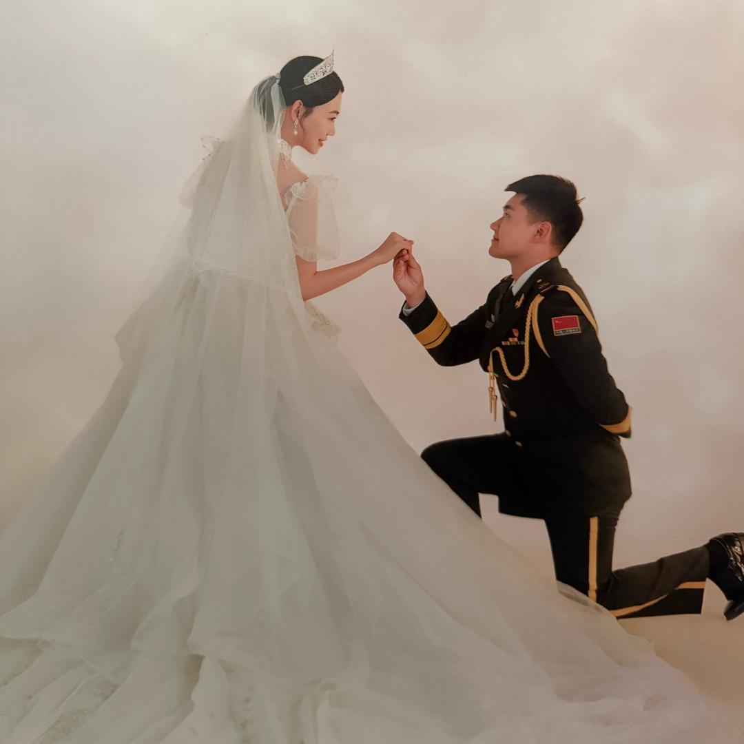 卖衣服的小姑娘