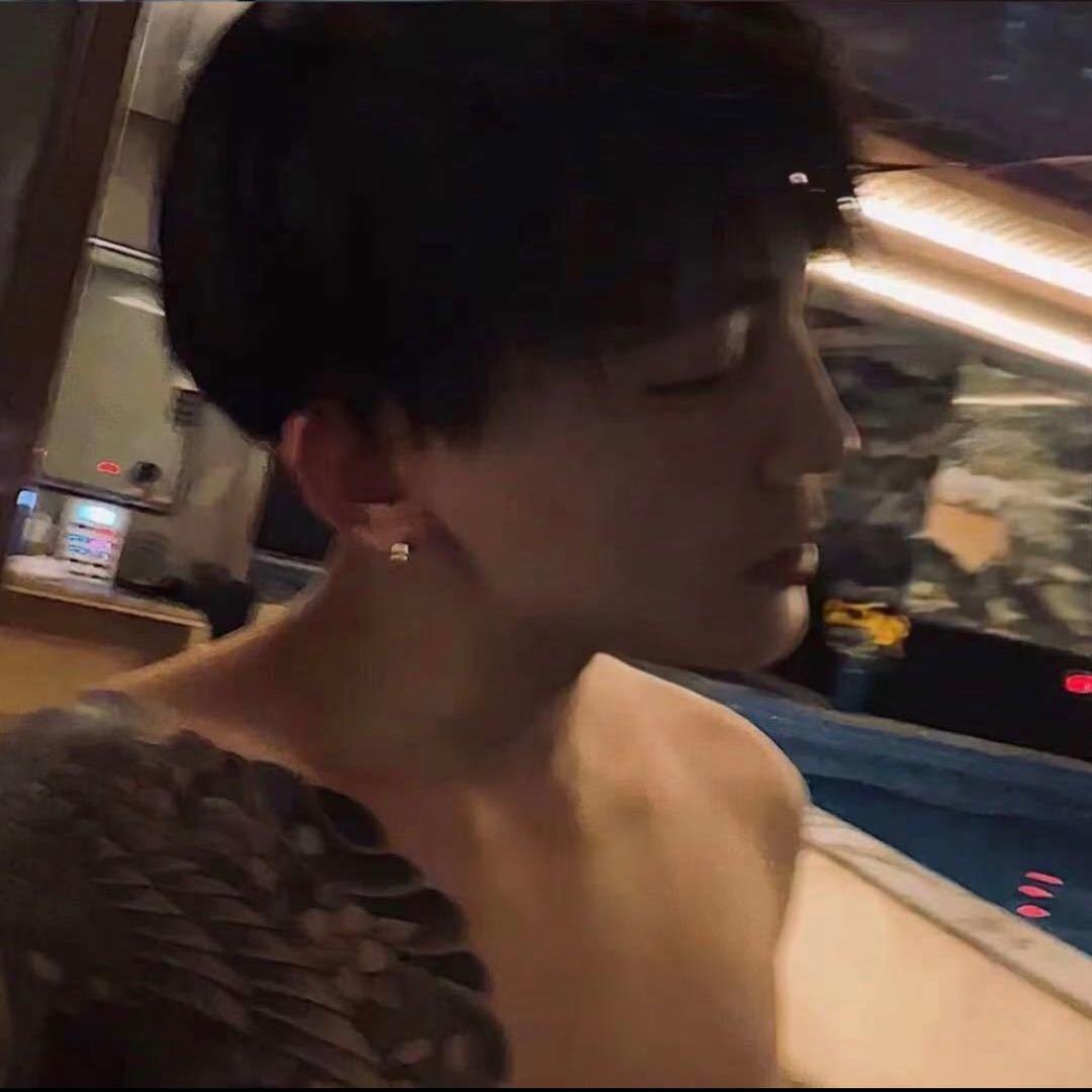 王 百万