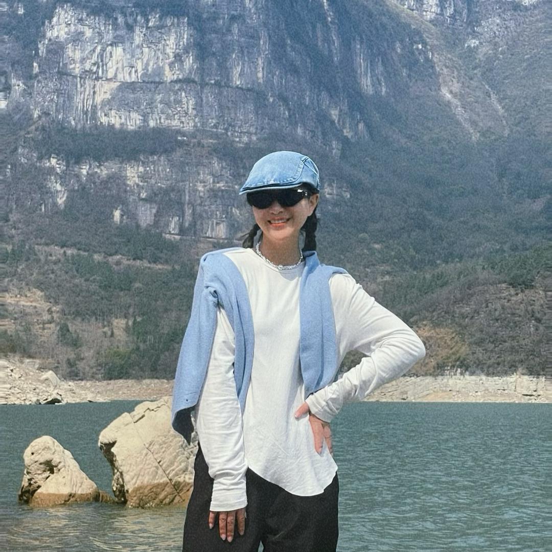 亚麻质地的少妇