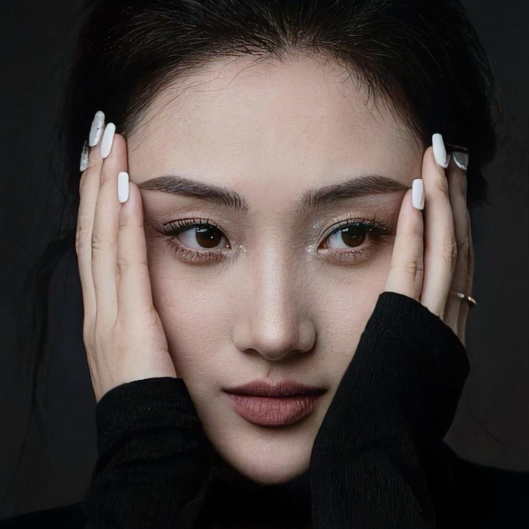 •  亻么月