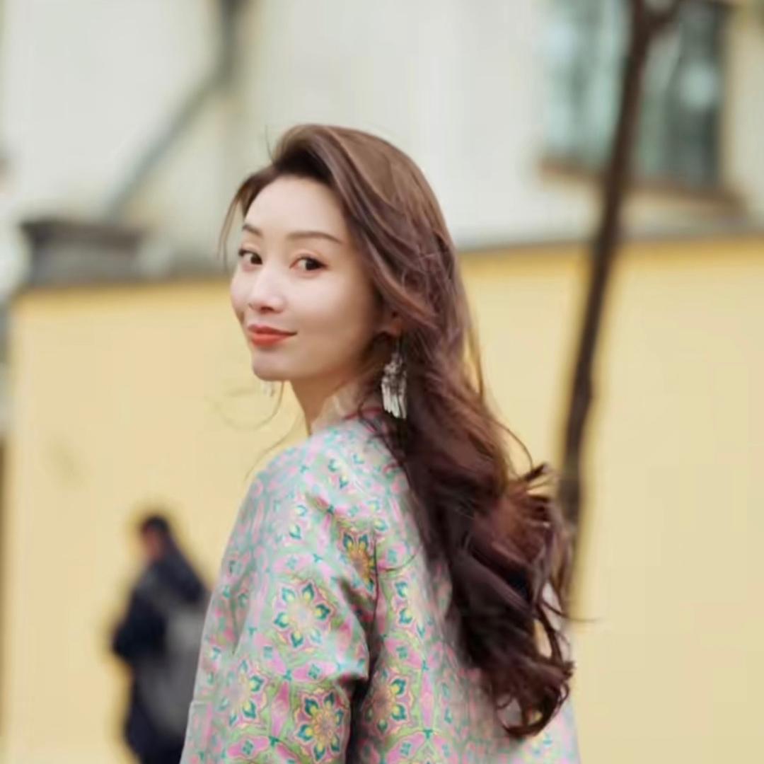 轮廓平跃女装专卖店直播间