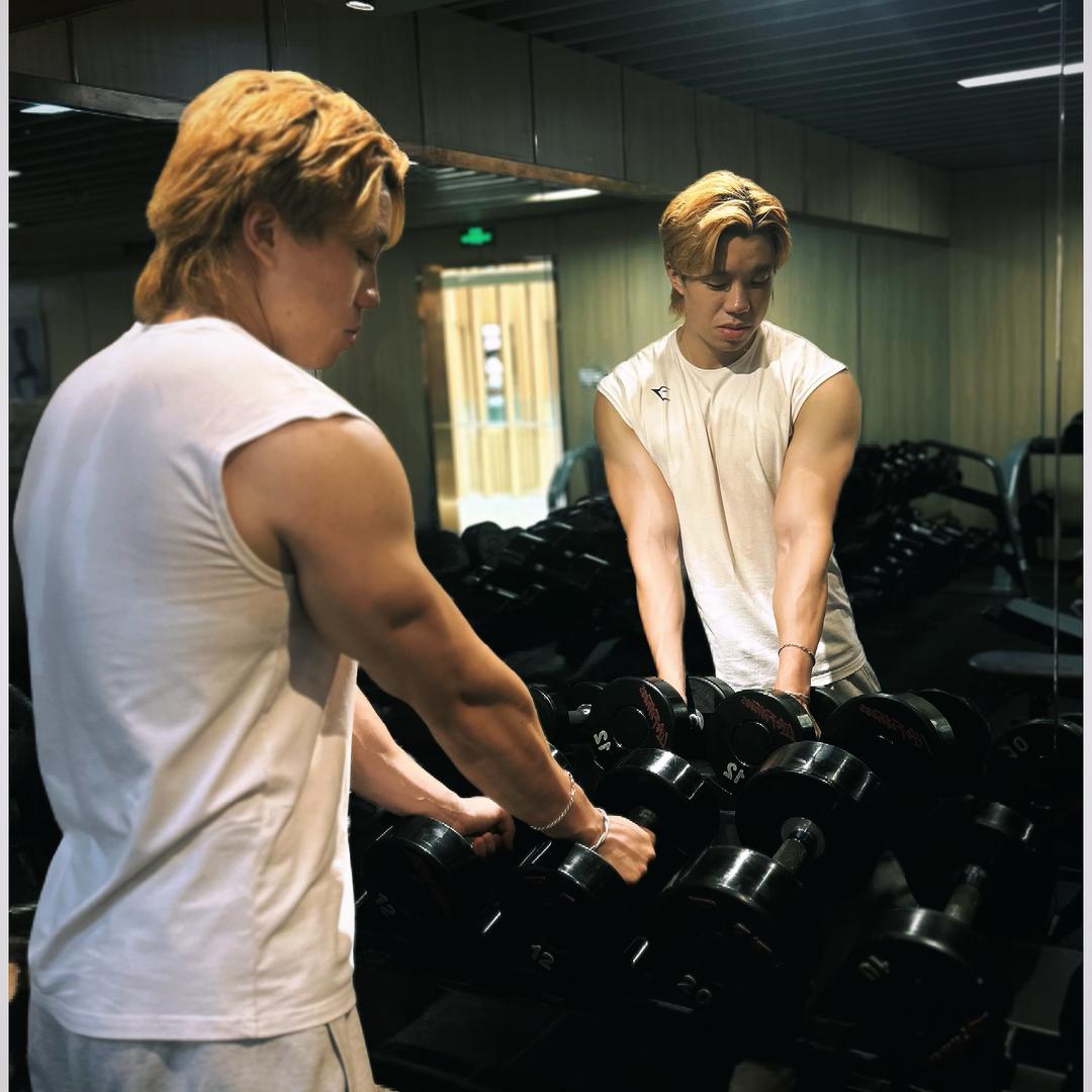 深蹲表情管理大师