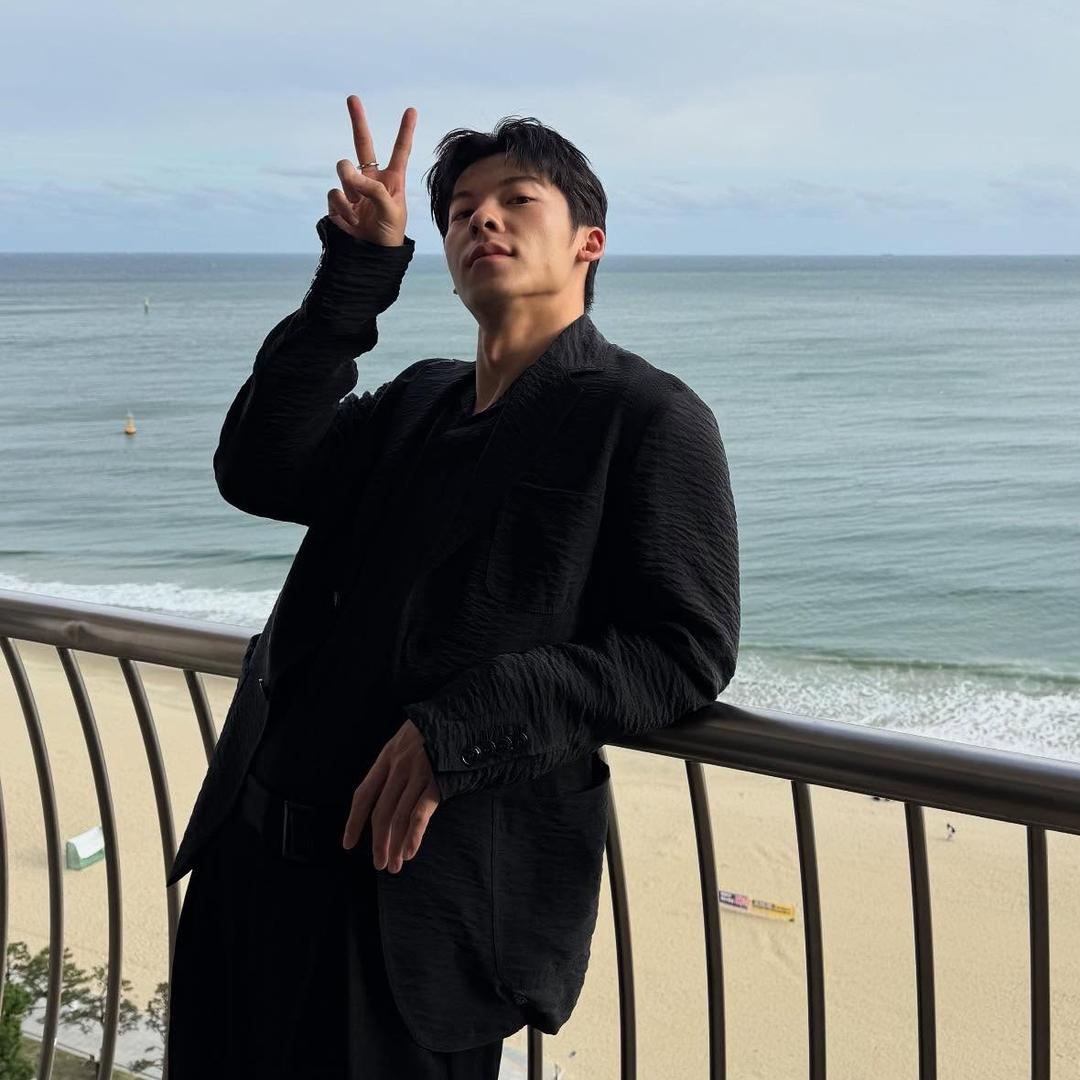 洧