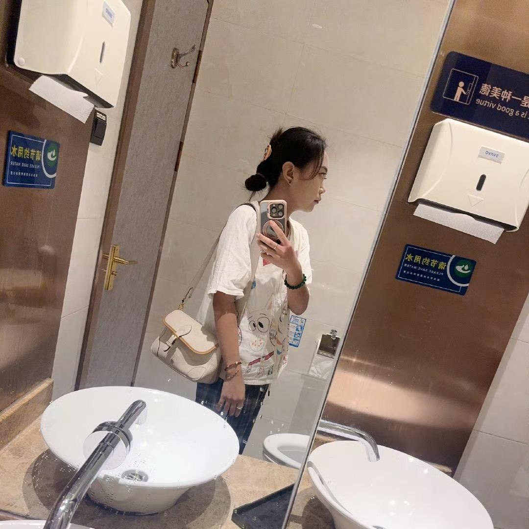 在人民广场捡烟头