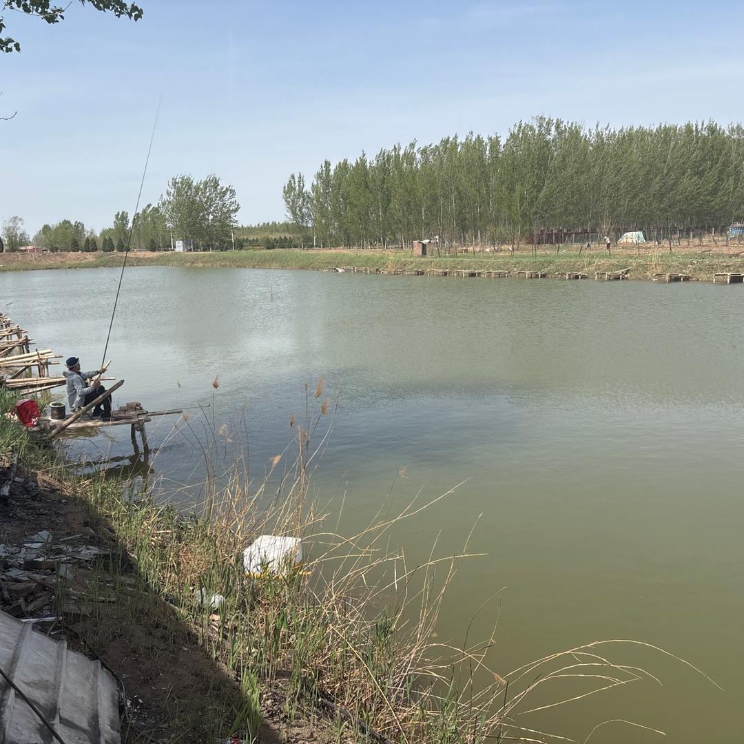 城上垂钓农家院