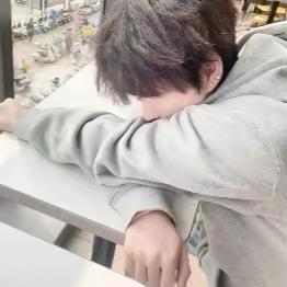 吃饱再emo