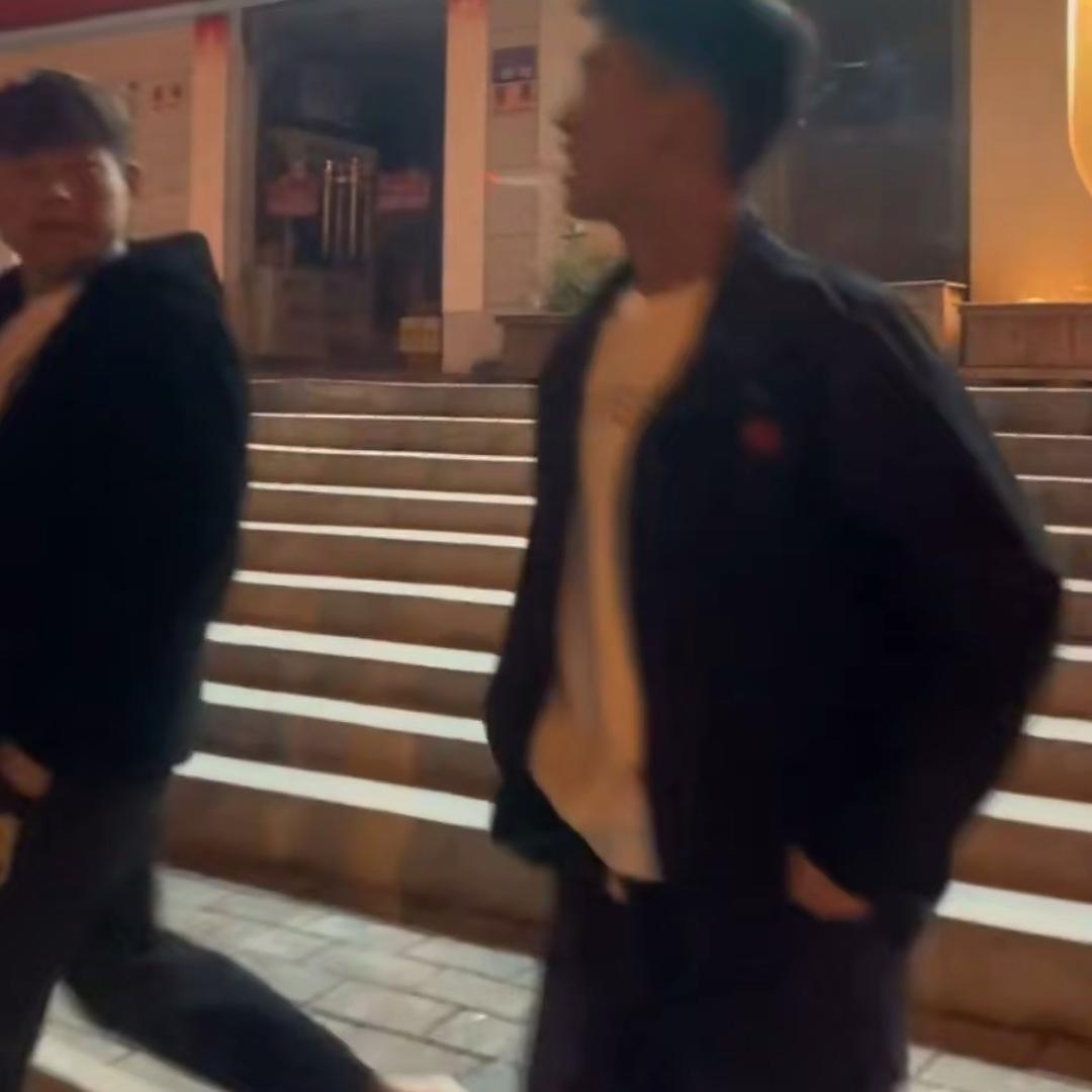 娄    先生.