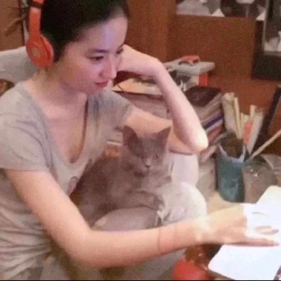 别在后面打闹