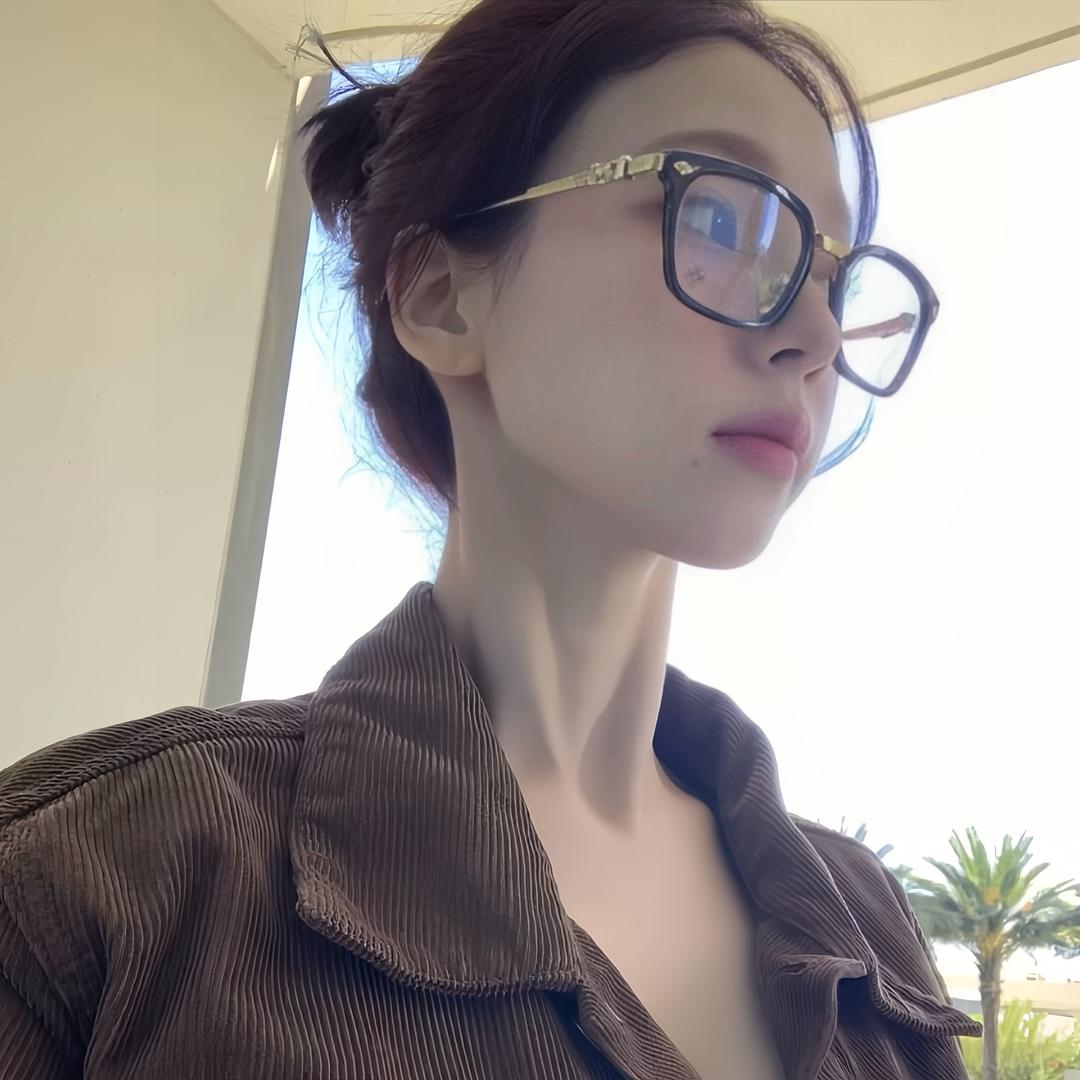 千玺躺旁边