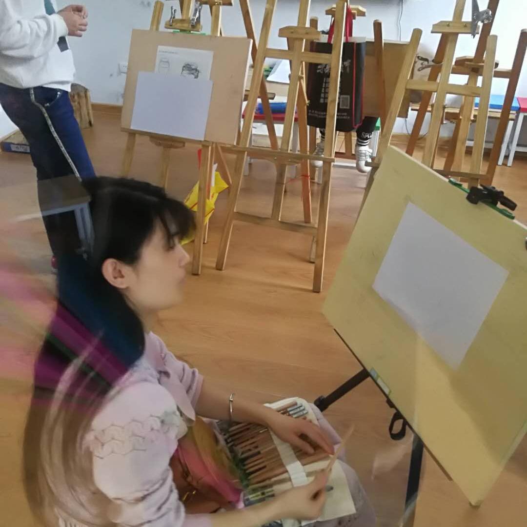 教艺术课的华君老师（书法，画画）