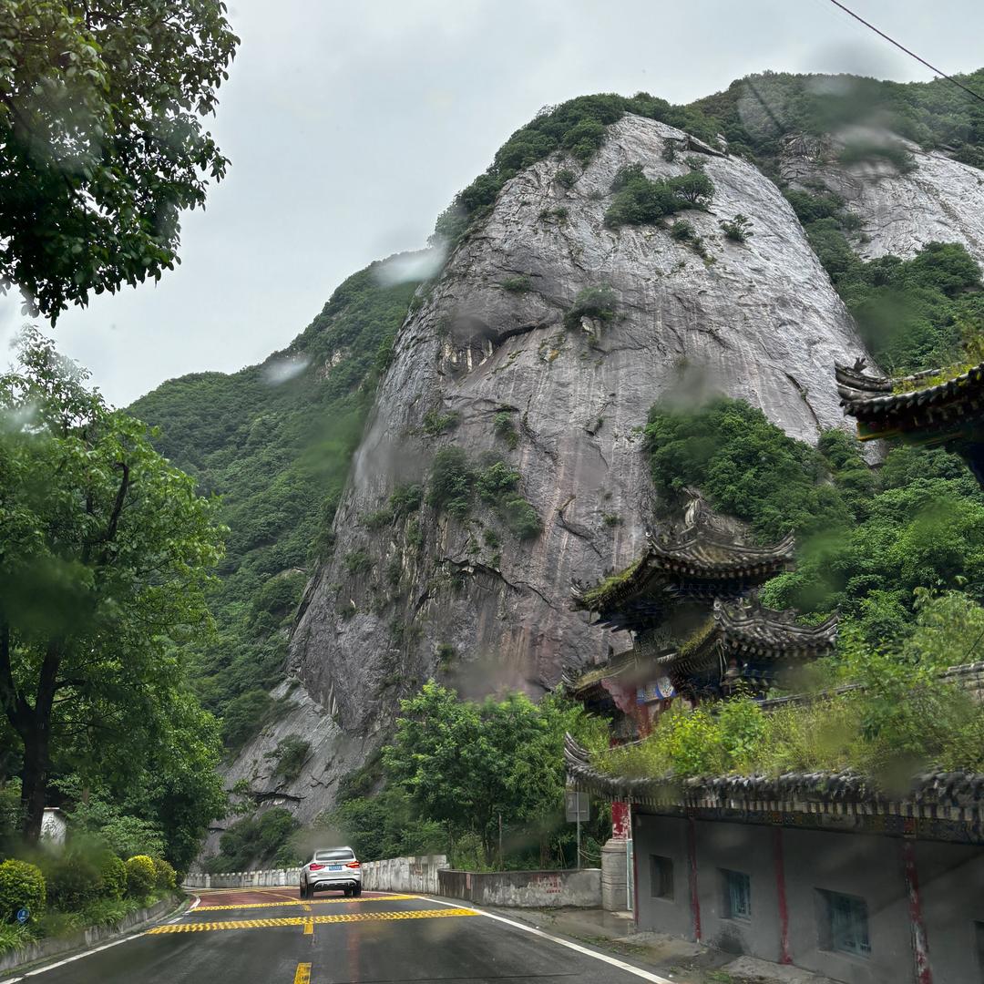 黑灰色