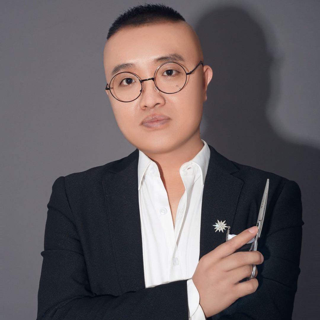 烫发大叔：张爱国