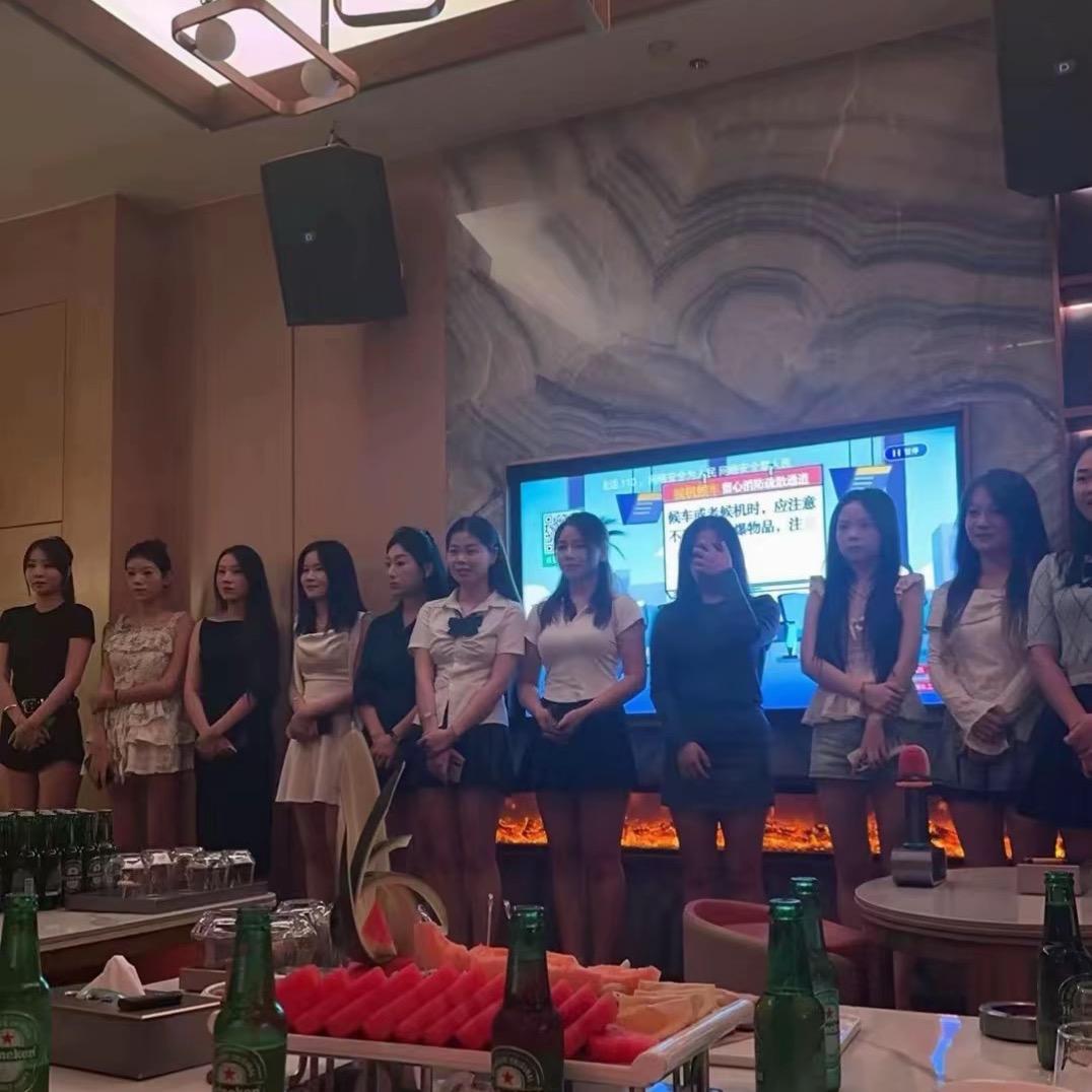 🂾🂾🂾🃆🃆三带二