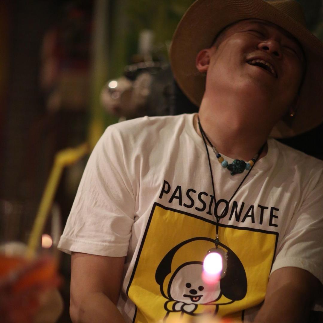 海边认真做咖啡的志伟