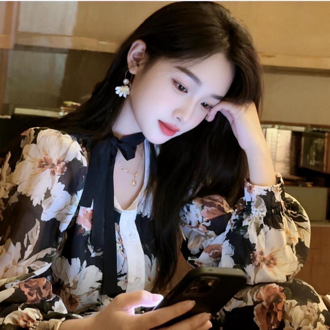 美娜，耶