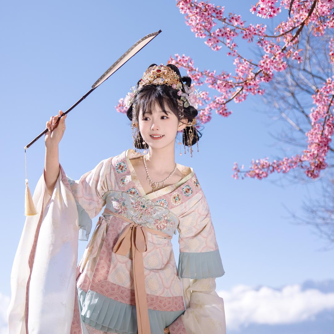 远山乔汉服
