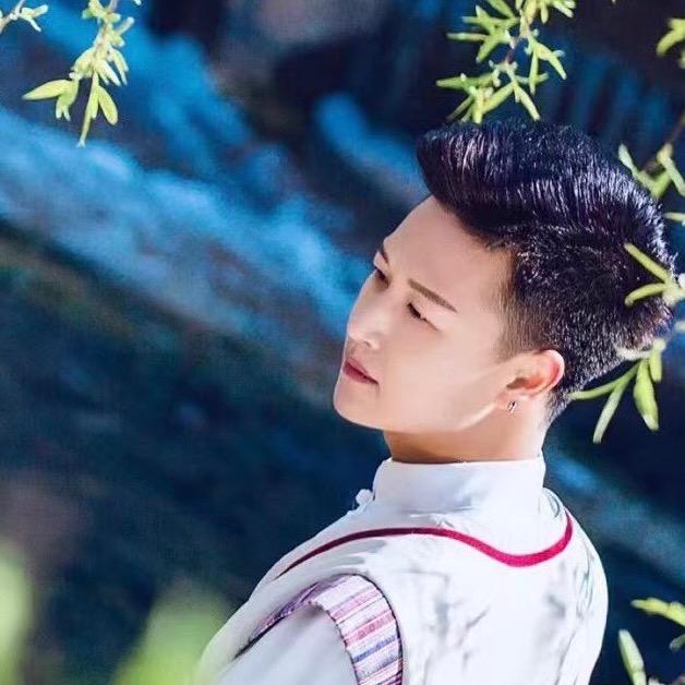 青姿美发沙龙三哥发型设计