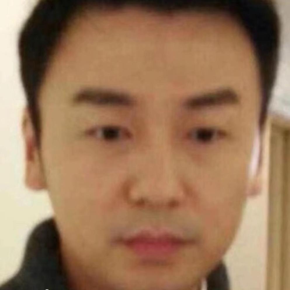 一朵风中摇曳的水仙花