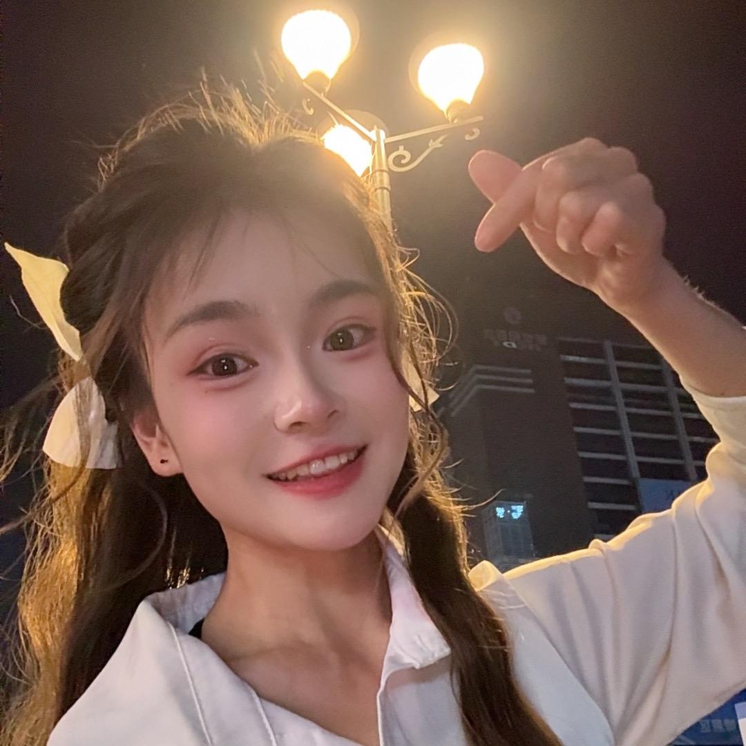 @路灯下的姑娘