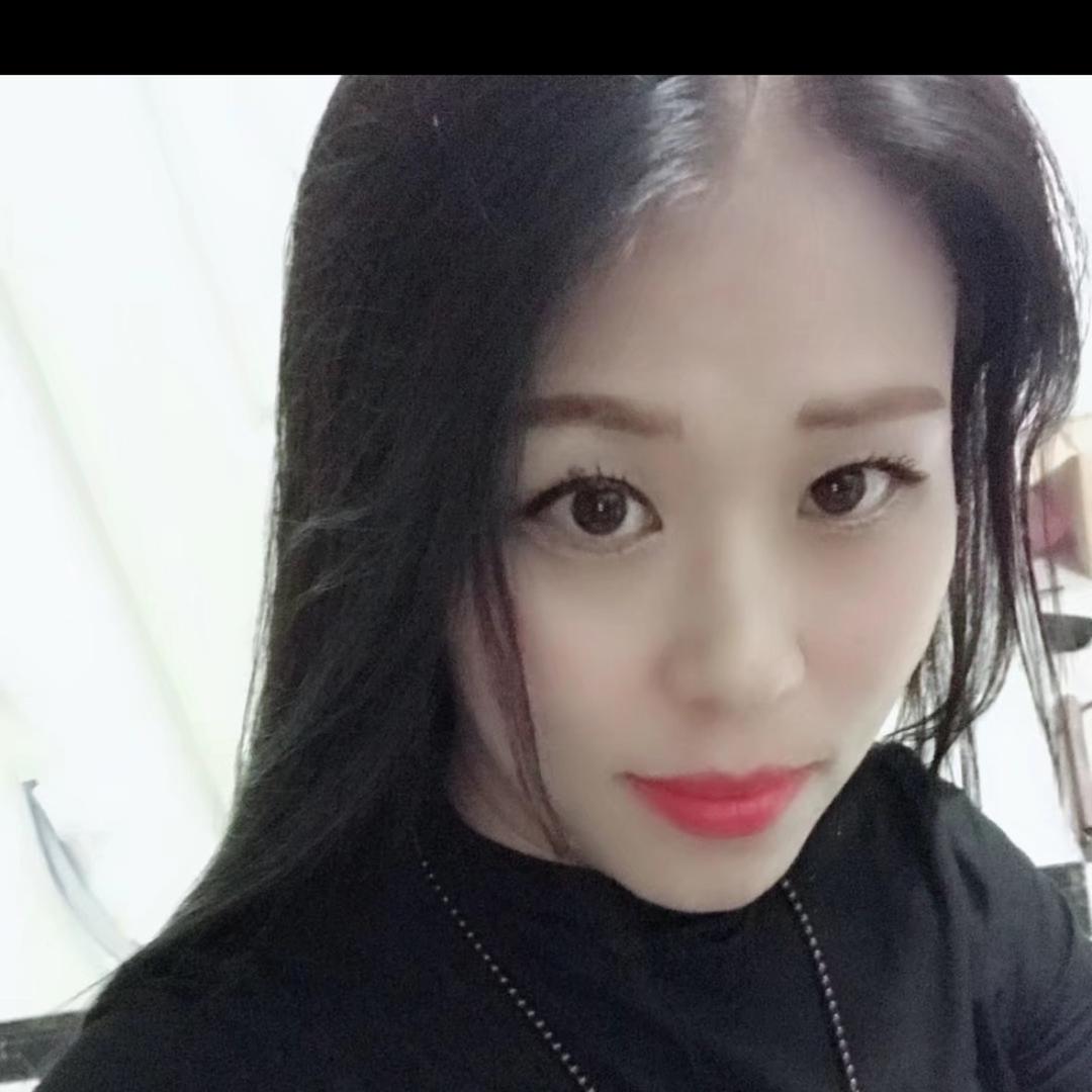 伊人独立窗前，