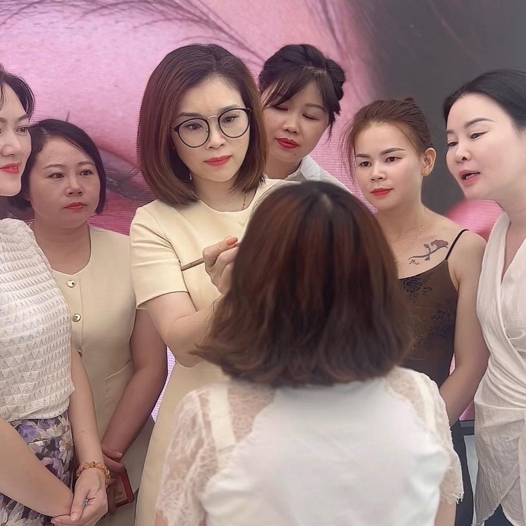 肇庆眉毛专家～雯雯老师