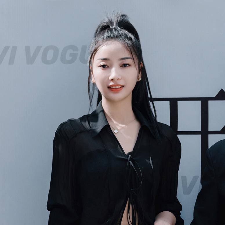 杨莹.