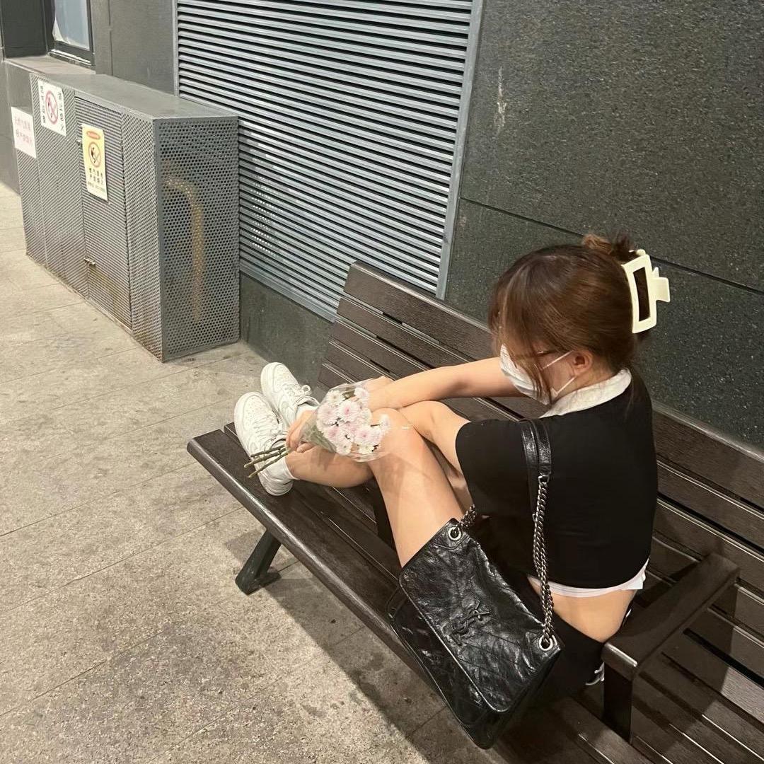沈佳仪.
