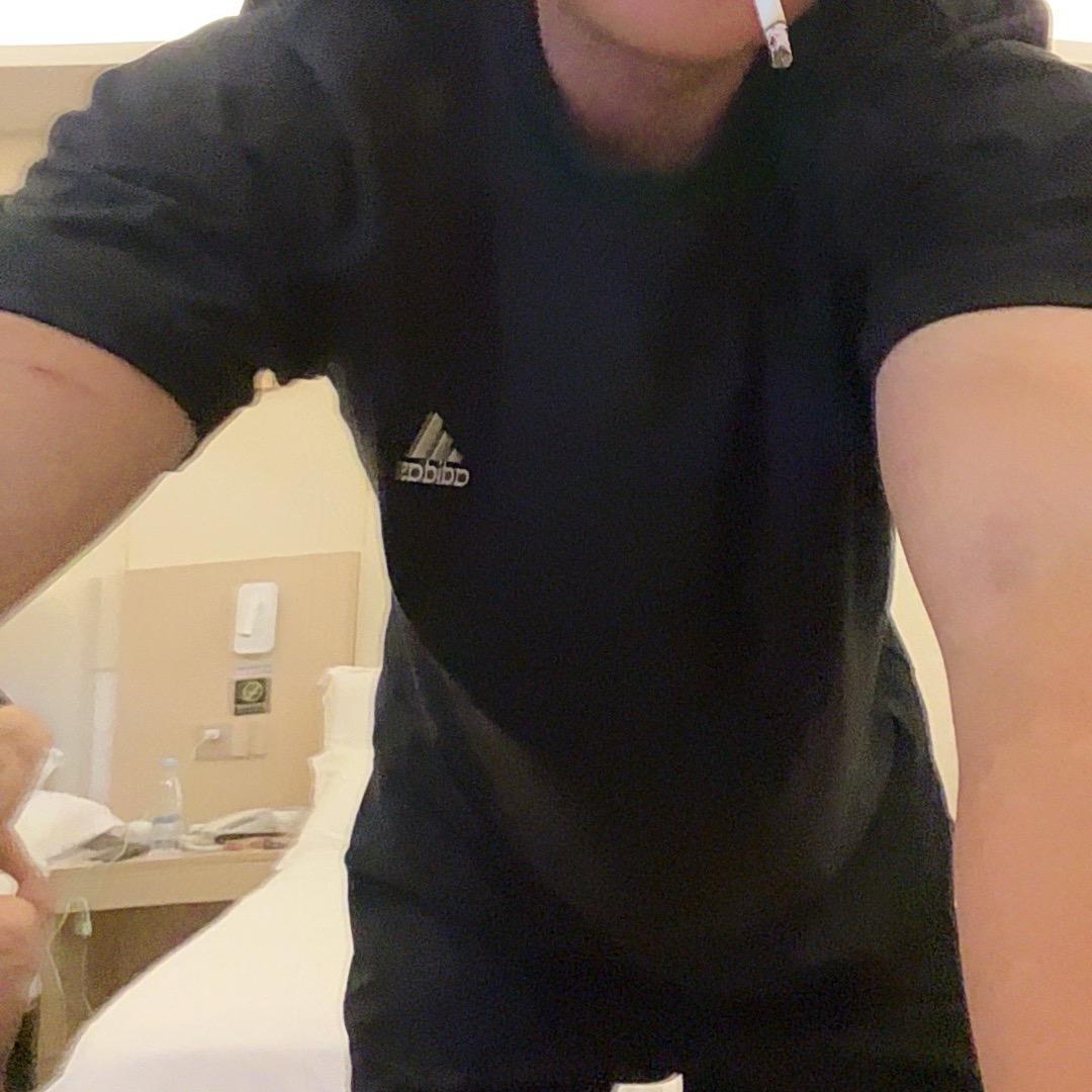 左手摸右手