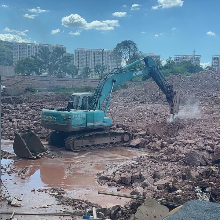 边开挖机边想发财